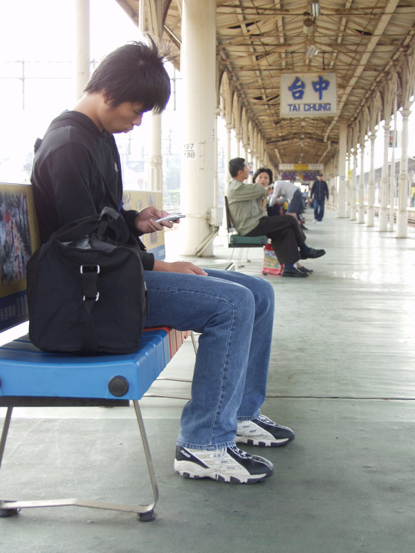 台灣鐵路旅遊攝影台中火車站月台旅客2002年攝影照片250