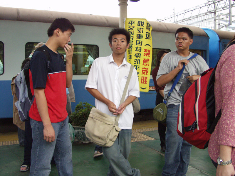 台灣鐵路旅遊攝影台中火車站月台旅客2002年攝影照片256
