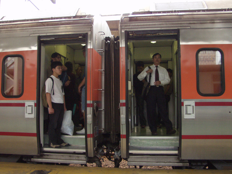 台灣鐵路旅遊攝影台中火車站月台旅客2002年攝影照片257