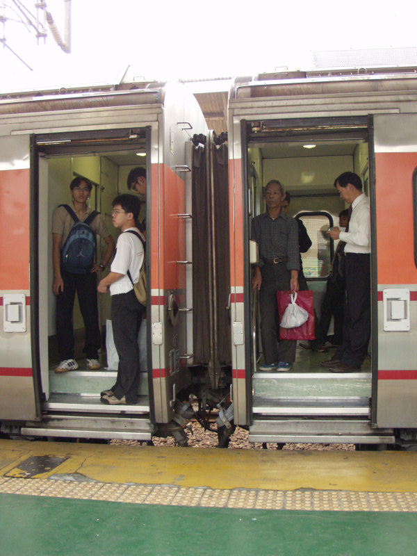 台灣鐵路旅遊攝影台中火車站月台旅客2002年攝影照片258