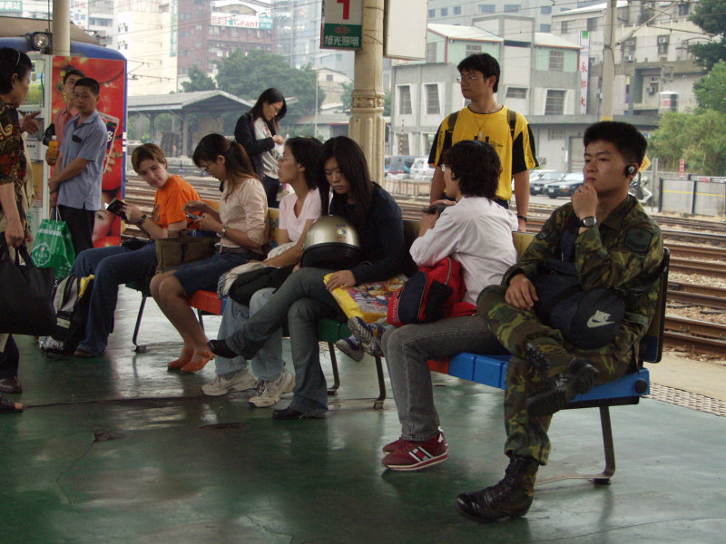 台灣鐵路旅遊攝影台中火車站月台旅客2002年攝影照片262