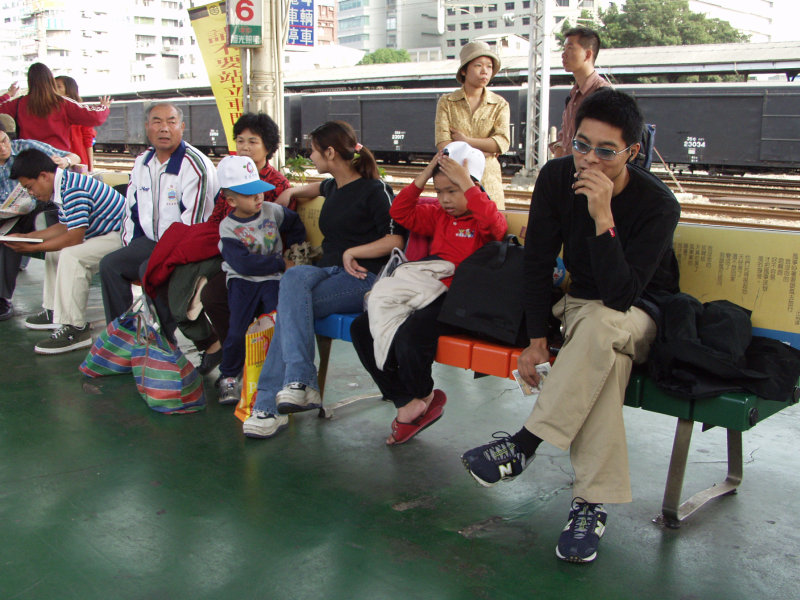 台灣鐵路旅遊攝影台中火車站月台旅客2002年攝影照片268