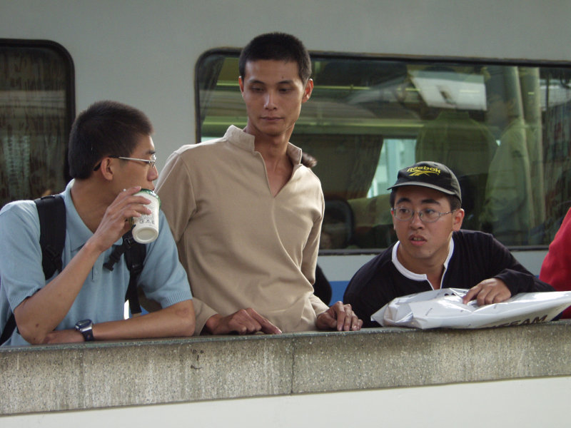 台灣鐵路旅遊攝影台中火車站月台旅客2002年攝影照片271