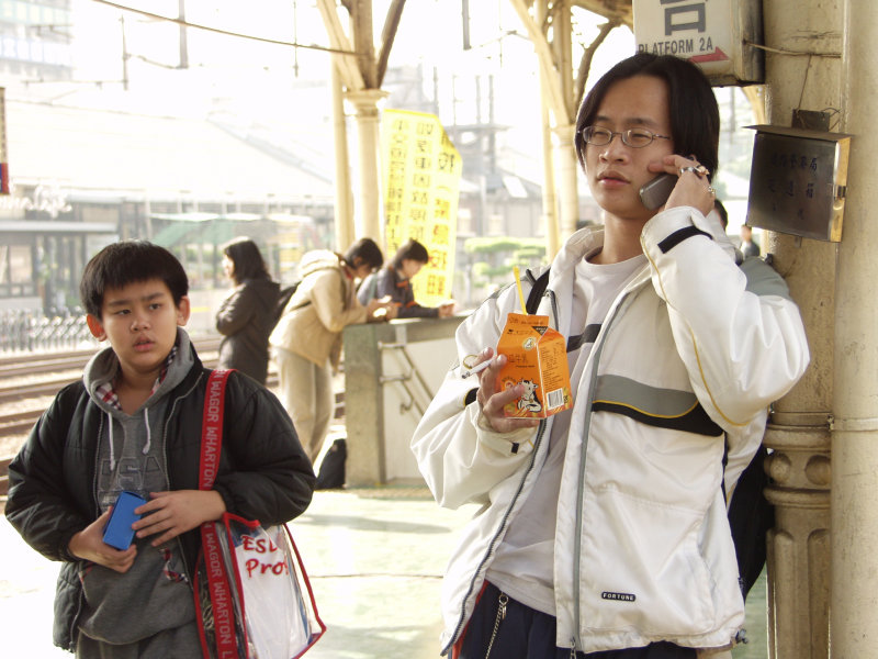 台灣鐵路旅遊攝影台中火車站月台旅客2003年攝影照片1