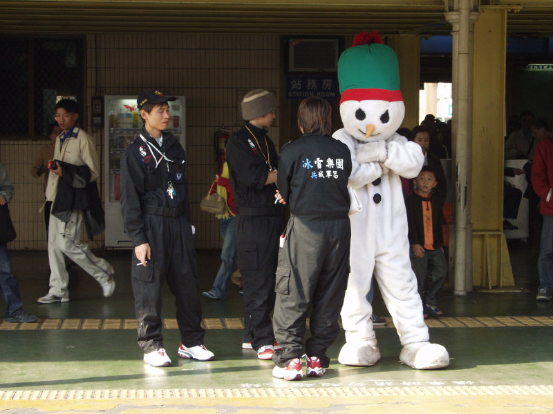 台灣鐵路旅遊攝影台中火車站月台旅客2003年攝影照片4