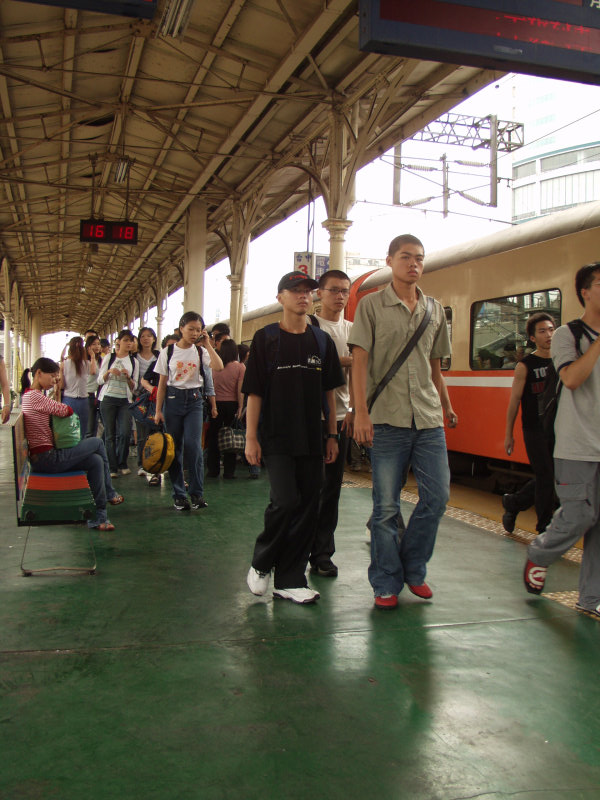 台灣鐵路旅遊攝影台中火車站月台旅客2003年攝影照片128