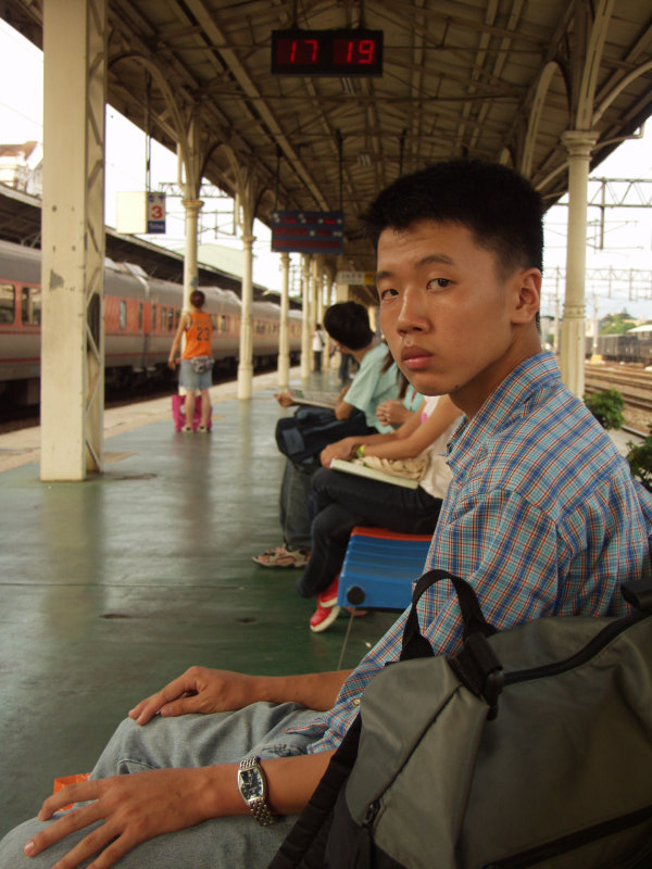 台灣鐵路旅遊攝影台中火車站月台旅客2003年攝影照片133