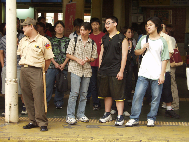台灣鐵路旅遊攝影台中火車站月台旅客2003年攝影照片140