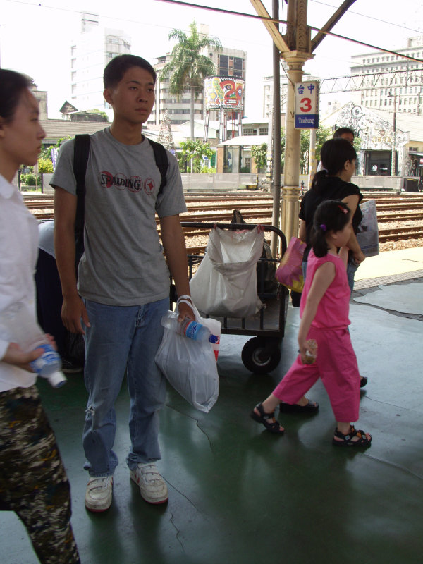 台灣鐵路旅遊攝影台中火車站月台旅客2003年攝影照片151