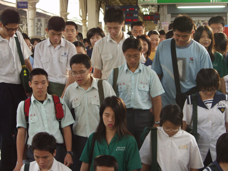 台灣鐵路旅遊攝影台中火車站月台旅客2003年攝影照片172
