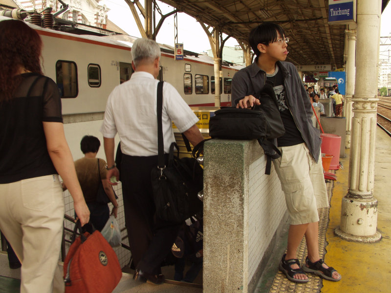 台灣鐵路旅遊攝影台中火車站月台旅客2003年攝影照片174
