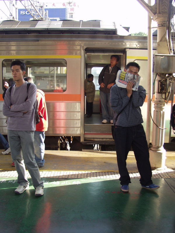 台灣鐵路旅遊攝影台中火車站月台旅客2003年攝影照片218