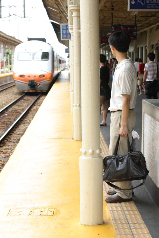 台灣鐵路旅遊攝影台中火車站月台旅客2004年攝影照片43