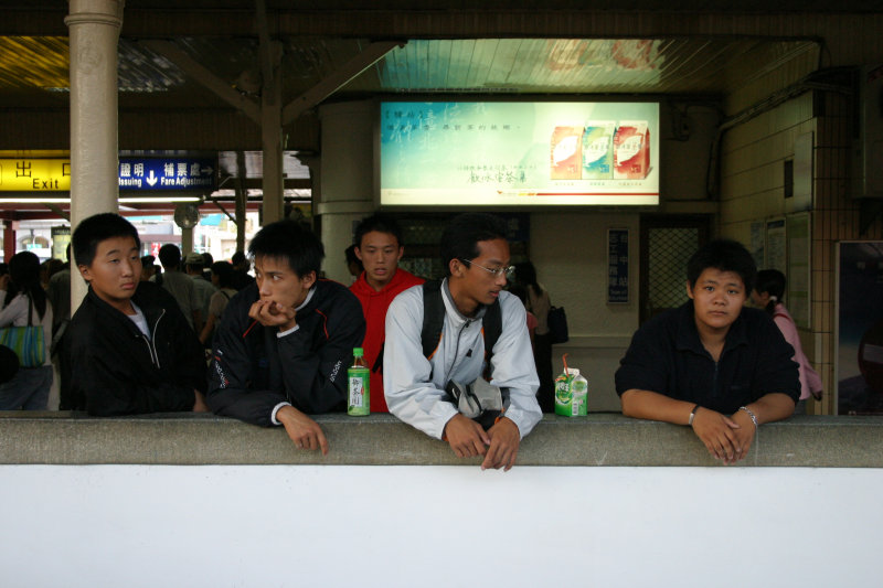 台灣鐵路旅遊攝影台中火車站月台旅客2004年攝影照片68
