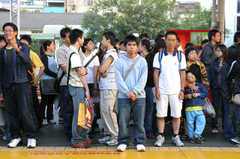 台灣鐵路旅遊攝影台中火車站月台旅客2004年攝影照片77