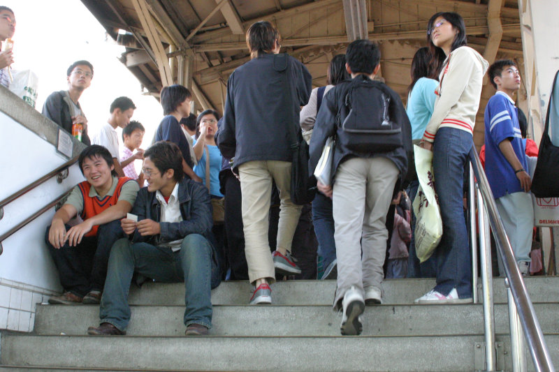 台灣鐵路旅遊攝影台中火車站月台旅客2004年攝影照片78