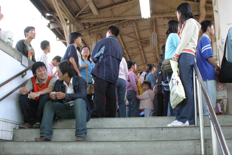 台灣鐵路旅遊攝影台中火車站月台旅客2004年攝影照片79