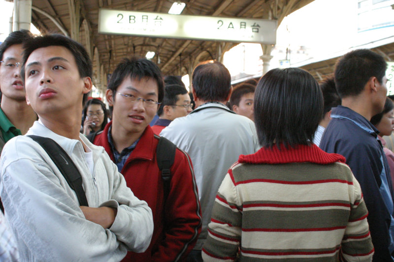 台灣鐵路旅遊攝影台中火車站月台旅客2004年攝影照片80