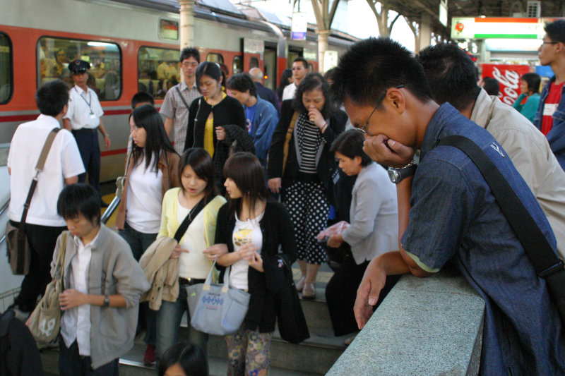 台灣鐵路旅遊攝影台中火車站月台旅客2004年攝影照片81