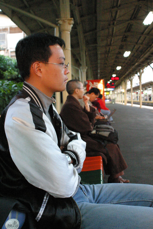 台灣鐵路旅遊攝影台中火車站月台旅客2004年攝影照片110