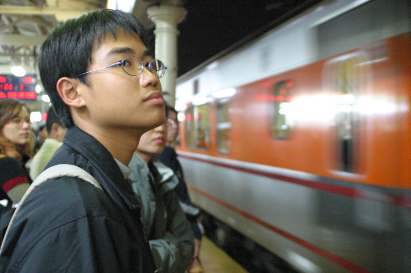 台灣鐵路旅遊攝影台中火車站月台旅客2004年攝影照片116