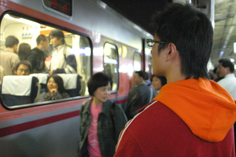 台灣鐵路旅遊攝影台中火車站月台旅客2004年攝影照片117