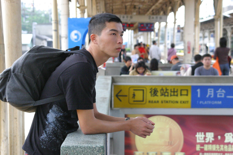 台灣鐵路旅遊攝影台中火車站月台旅客2004年攝影照片138