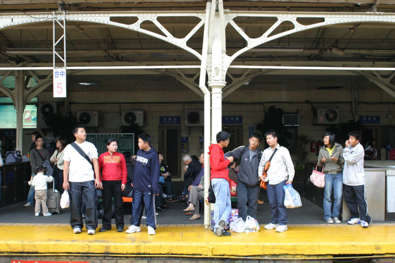 台灣鐵路旅遊攝影台中火車站月台旅客2004年攝影照片139