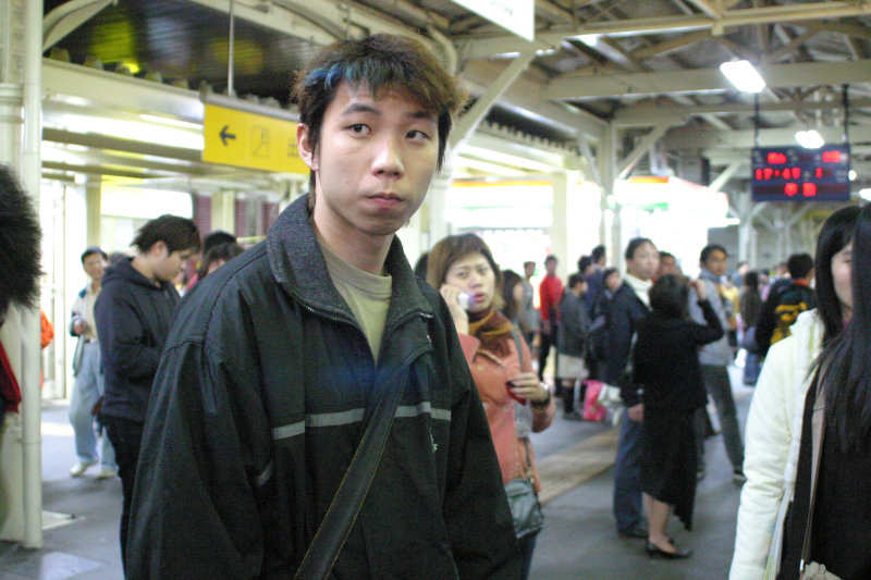 台灣鐵路旅遊攝影台中火車站月台旅客2004年攝影照片148