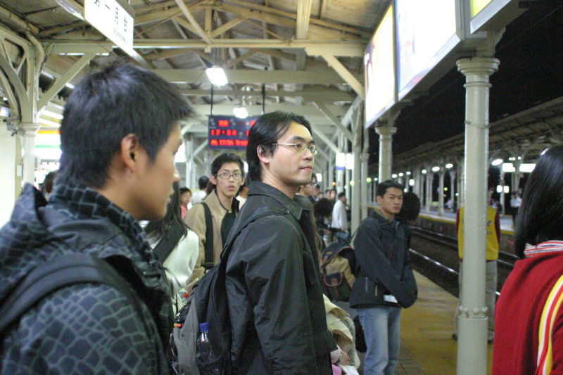 台灣鐵路旅遊攝影台中火車站月台旅客2004年攝影照片150