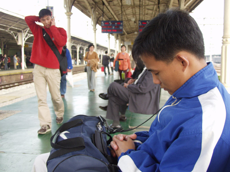 台灣鐵路旅遊攝影台中火車站月台旅客2004年攝影照片172