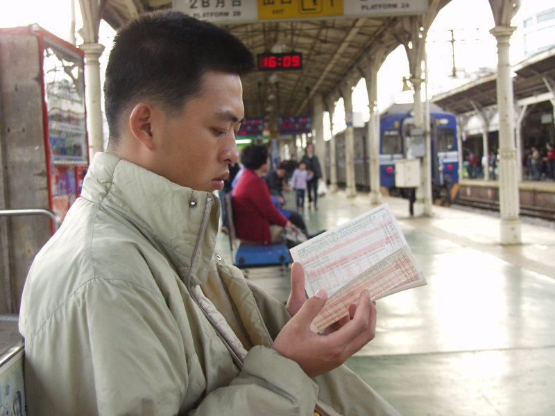 台灣鐵路旅遊攝影台中火車站月台旅客2004年攝影照片189