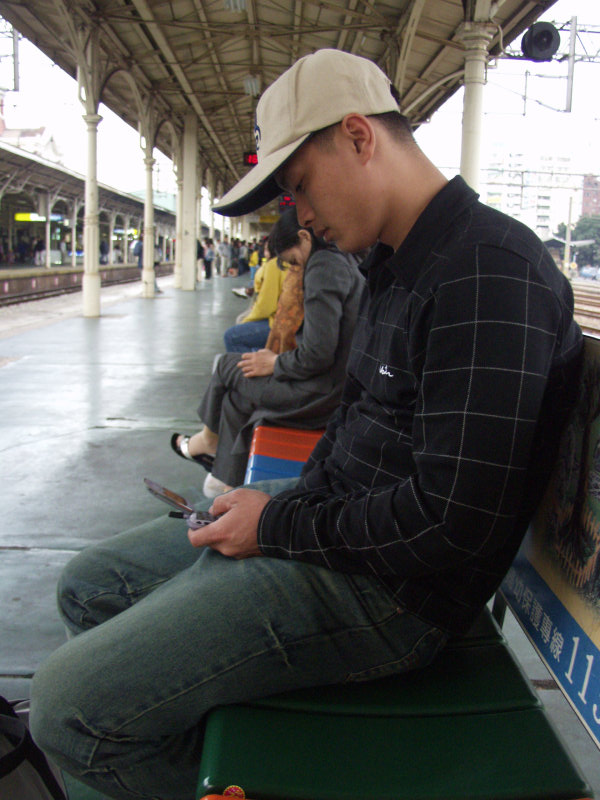 台灣鐵路旅遊攝影台中火車站月台旅客2004年攝影照片197