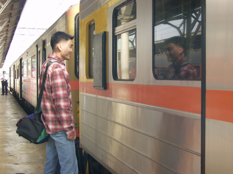 台灣鐵路旅遊攝影台中火車站月台旅客2004年攝影照片198