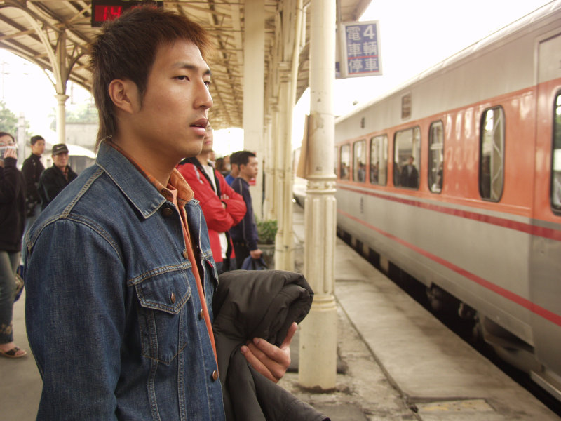 台灣鐵路旅遊攝影台中火車站月台旅客2004年攝影照片240