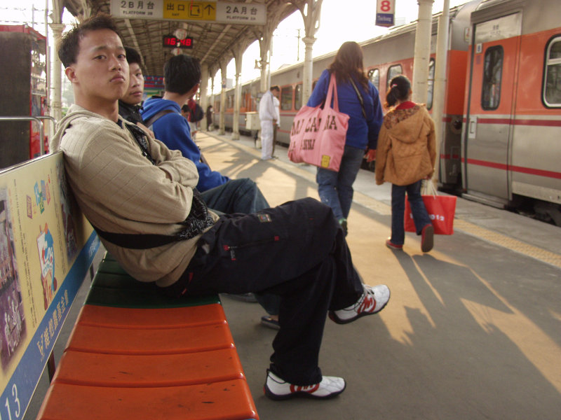 台灣鐵路旅遊攝影台中火車站月台旅客2004年攝影照片252