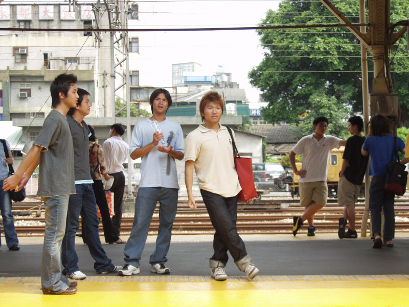 台灣鐵路旅遊攝影台中火車站月台旅客2004年攝影照片261