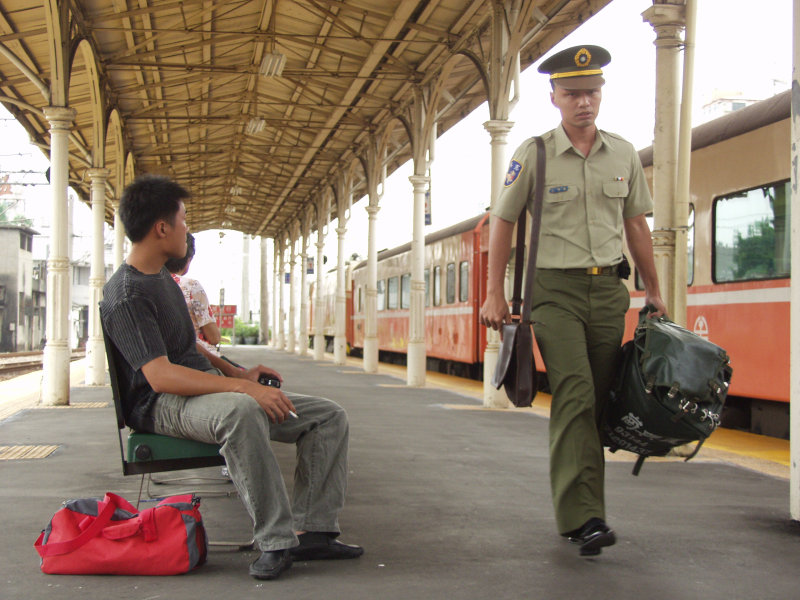 台灣鐵路旅遊攝影台中火車站月台旅客2004年攝影照片264