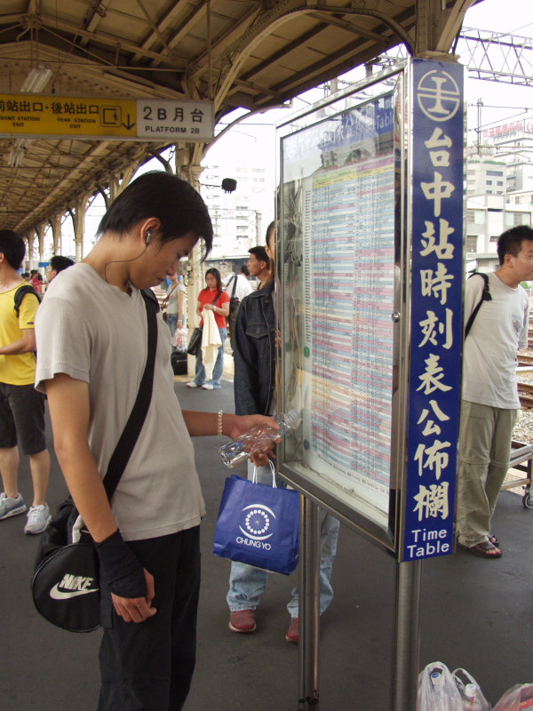 台灣鐵路旅遊攝影台中火車站月台旅客2004年攝影照片288