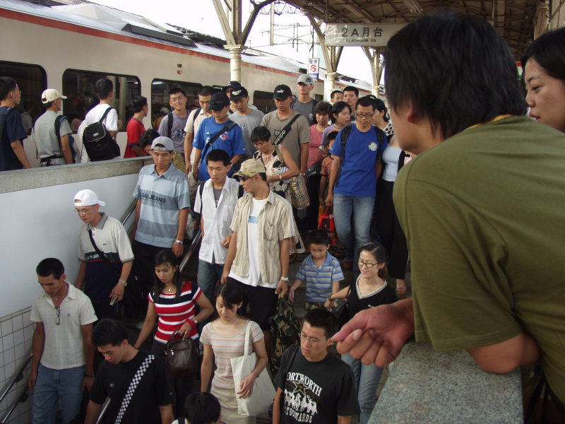 台灣鐵路旅遊攝影台中火車站月台旅客2004年攝影照片299