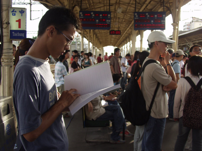 台灣鐵路旅遊攝影台中火車站月台旅客2004年攝影照片314