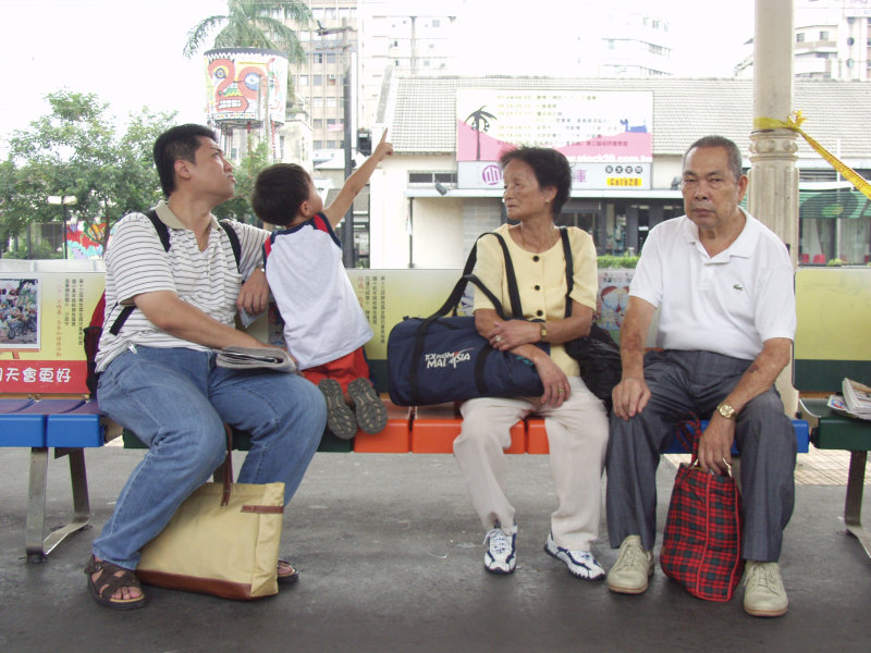 台灣鐵路旅遊攝影台中火車站月台旅客2004年攝影照片318