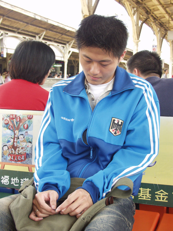 台灣鐵路旅遊攝影台中火車站月台旅客2004年攝影照片343