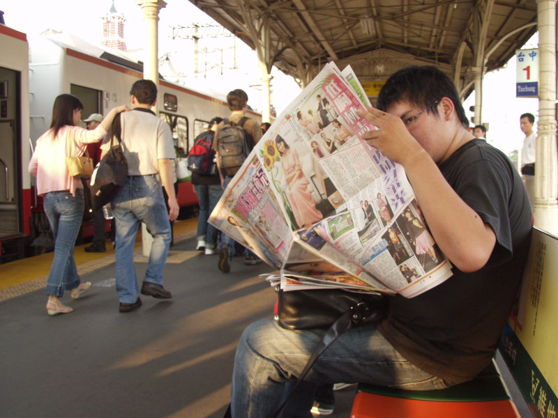 台灣鐵路旅遊攝影台中火車站月台旅客2004年攝影照片371