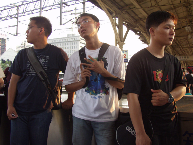 台灣鐵路旅遊攝影台中火車站月台旅客2004年攝影照片374