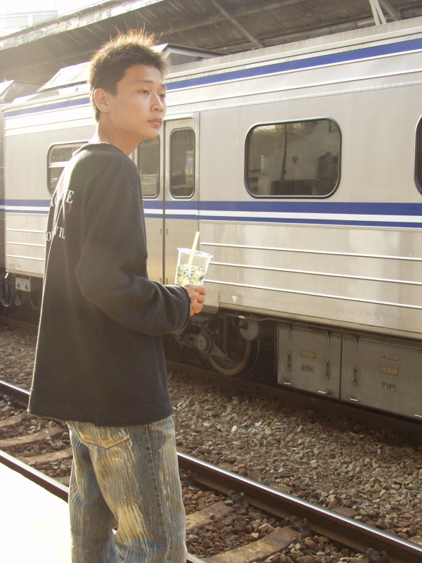 台灣鐵路旅遊攝影台中火車站月台旅客2004年攝影照片425