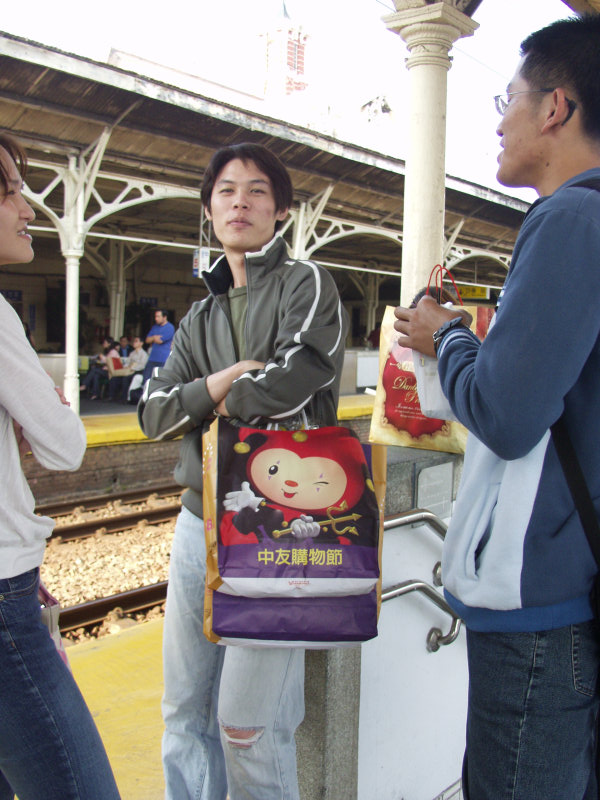 台灣鐵路旅遊攝影台中火車站月台旅客2004年攝影照片436