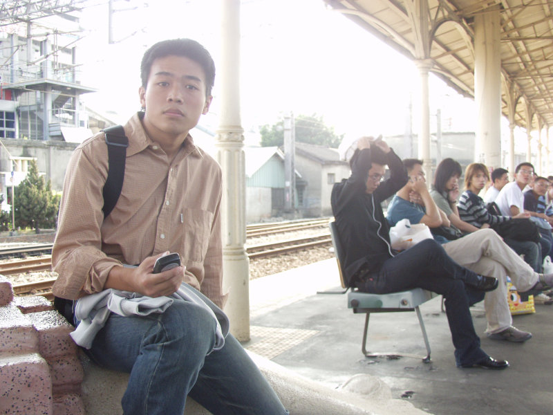 台灣鐵路旅遊攝影台中火車站月台旅客2004年攝影照片460