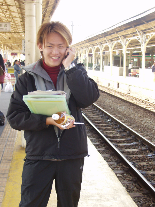 台灣鐵路旅遊攝影台中火車站月台旅客2004年攝影照片478