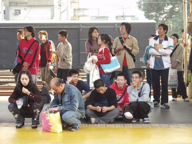 台灣鐵路旅遊攝影台中火車站月台旅客2004年攝影照片503